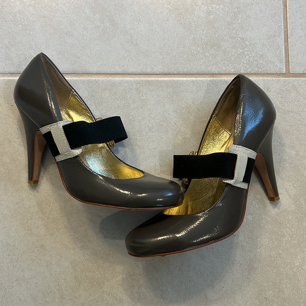 Matiko Gray Pumps